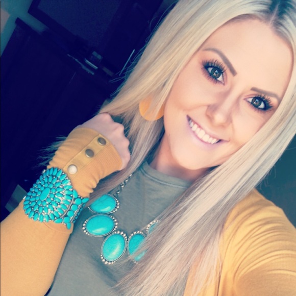 Meet Your Posher!!💜 - Picture 5 of 8